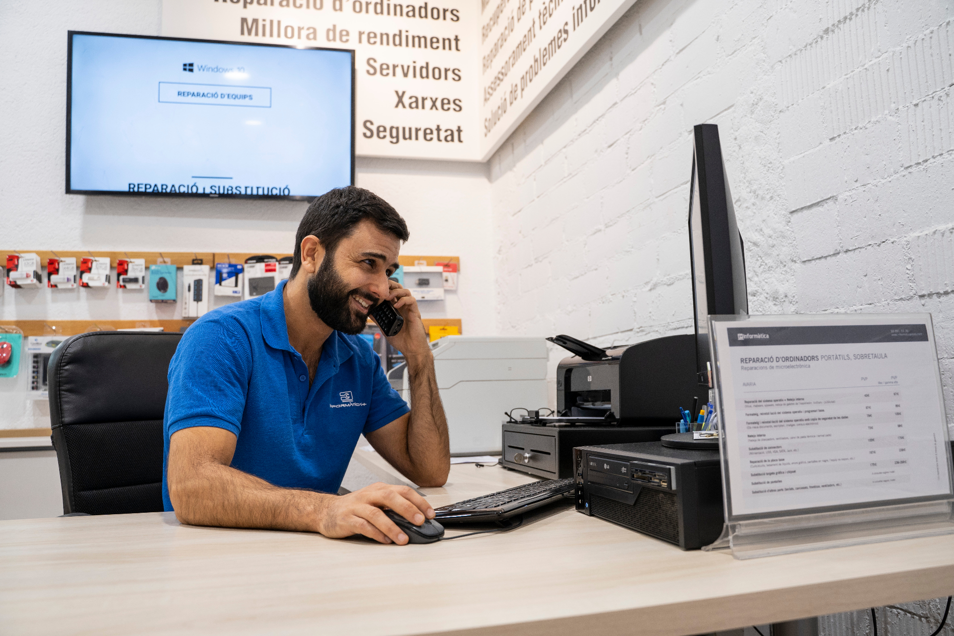 Equip de Informàtica i Més atenent un client a Vilafranca